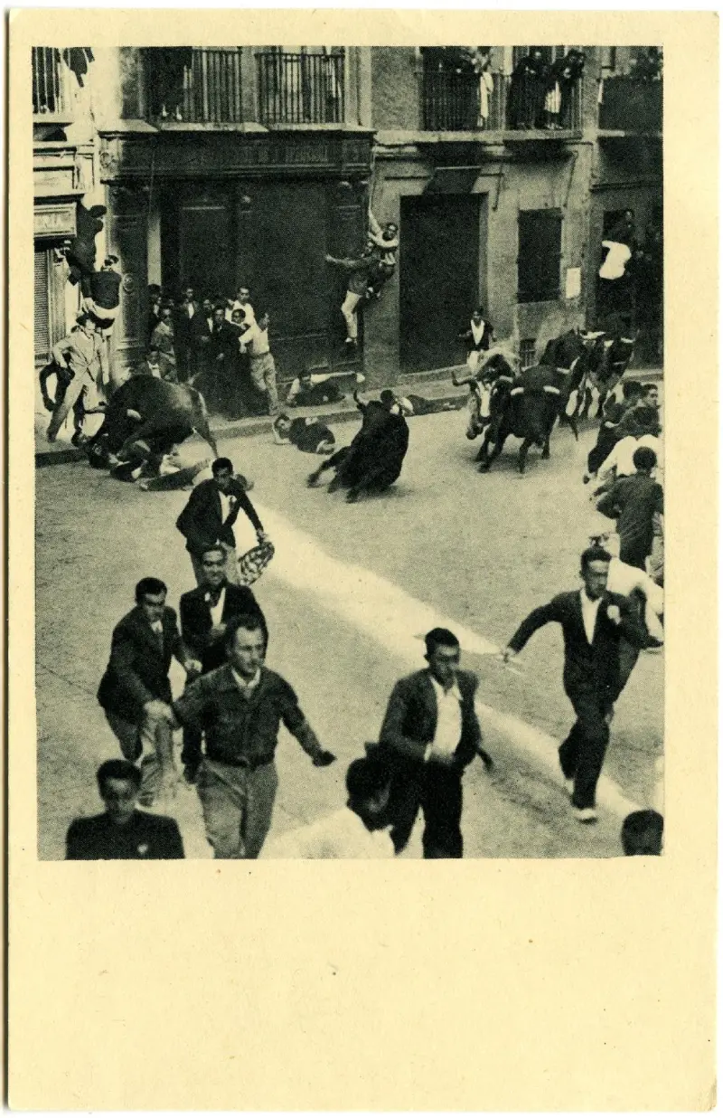 Runners and bulls tumble to the ground (Julio Altadill, early 20th century).