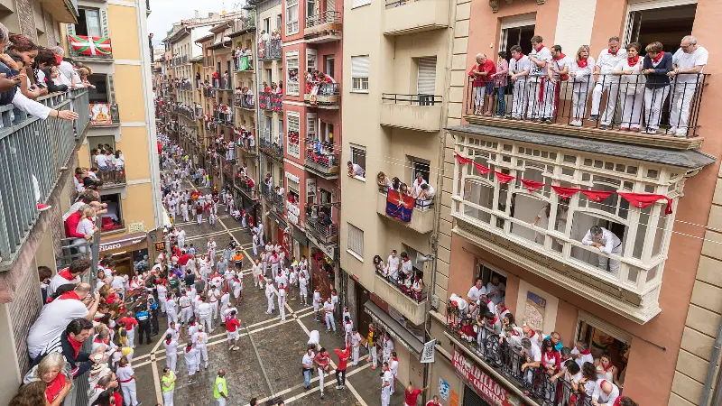 Balcones del recorrido del encierro llenos de espectadores (2018).