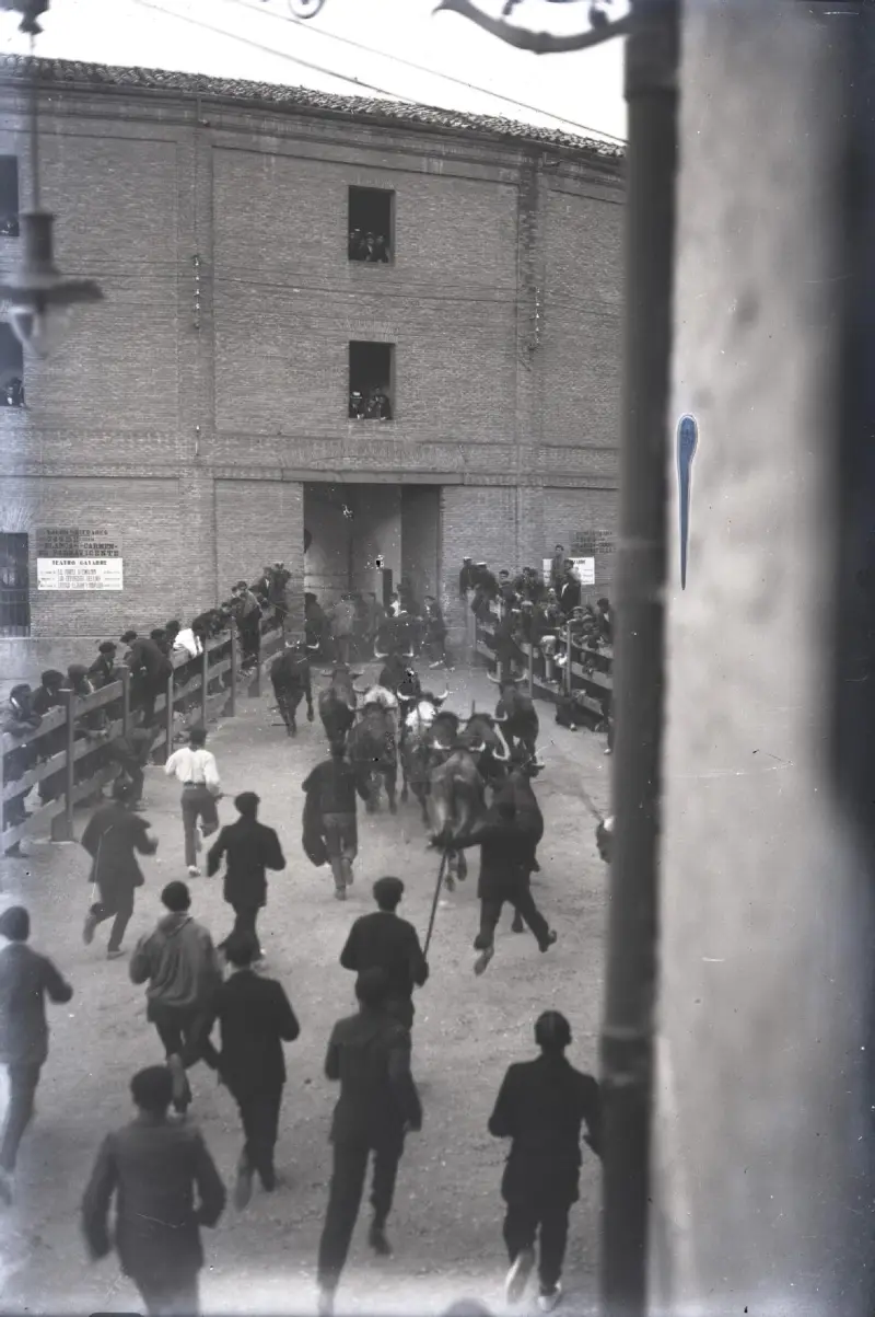 The bulls enter the old bullring (José Martínez Berasáin, early 20th century).