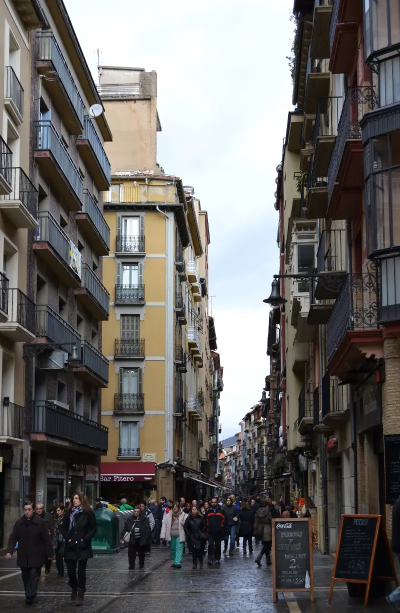 La calle Estafeta y sus balcones, fuera de fiestas.