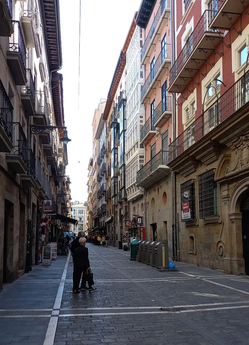 La calle Estafeta vista hacia Labrit.