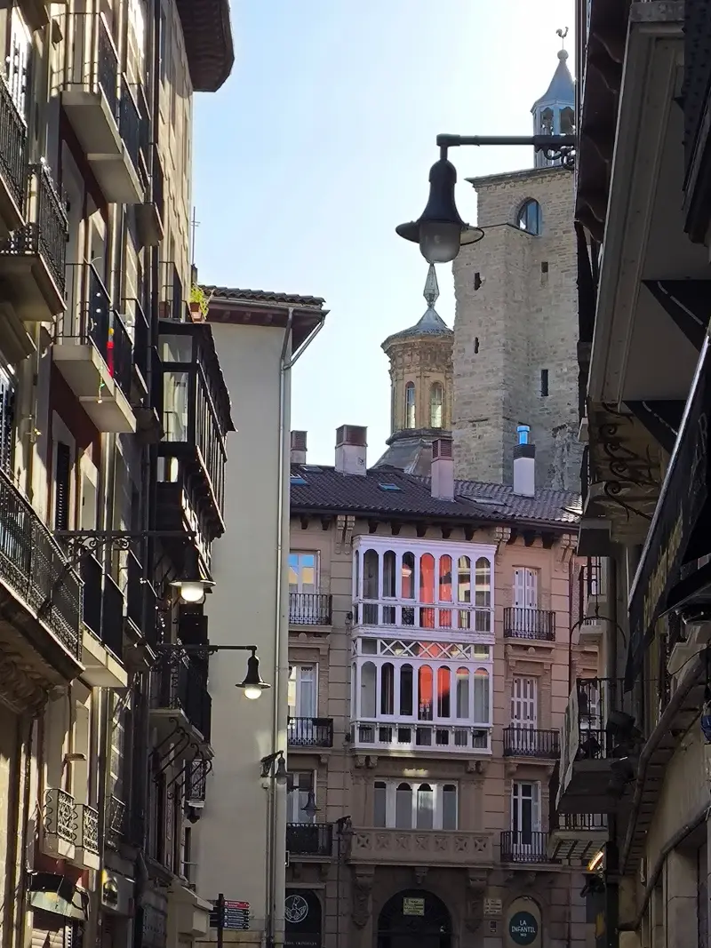 La calle Mercaderes, que lleva a la famosa curva de Estafeta.