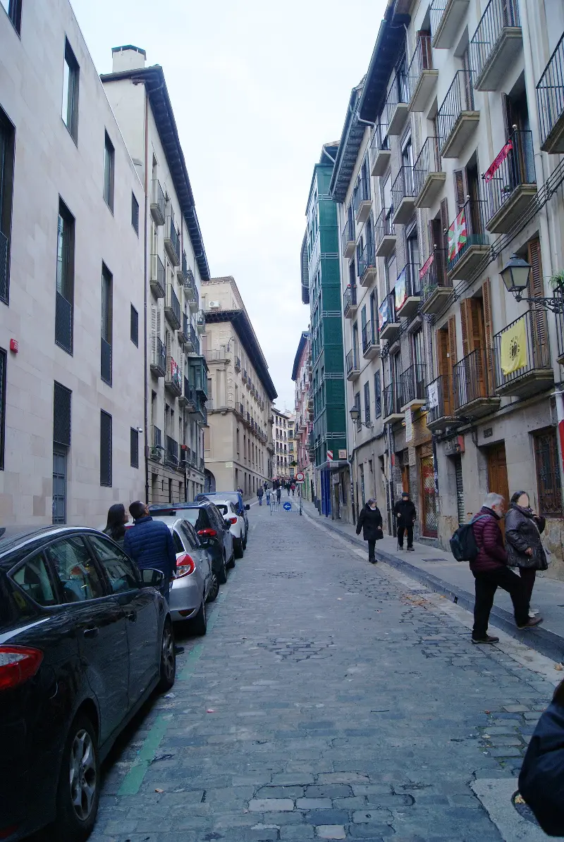 La calle Santo Domingo, subiendo hacia la plaza del Ayuntamiento.