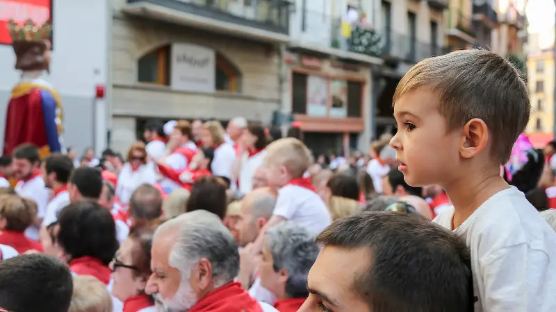 Un niño contempla la fiesta (2018).