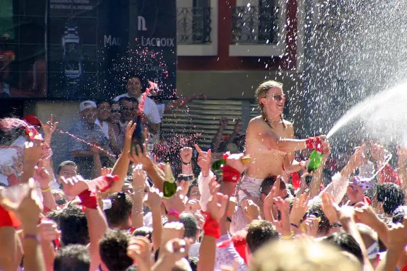 Celebrando el inicio de San Fermín tras el Chupinazo, 6 de julio de 2007.