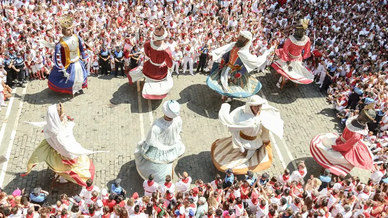 La multitud vista desde arriba al empezar San Fermín.