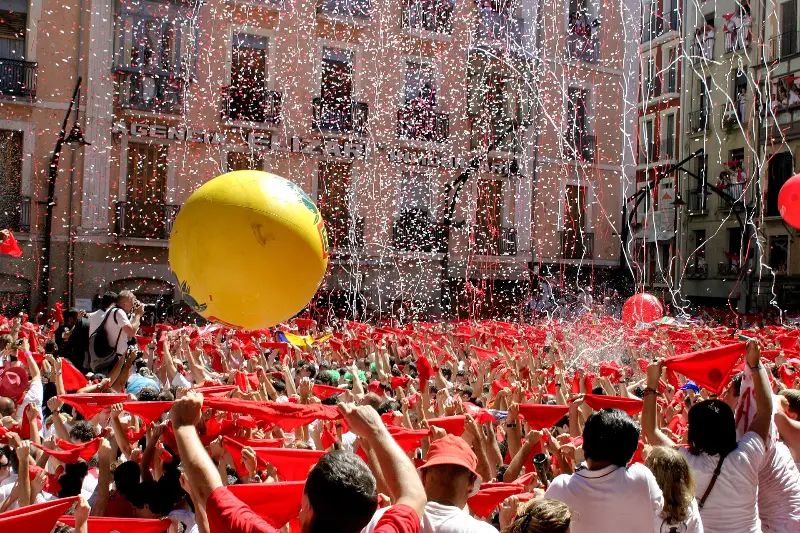 Segundos antes de las 12:00 del 6 de julio, la plaza del Ayuntamiento alza los pañuelos rojos (2007).