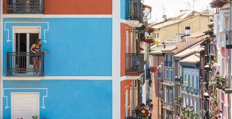 Balcones de colores del Casco Viejo el 7 de julio (2018).