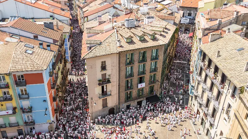 Una calle abarrotada vista desde los tejados (2018).