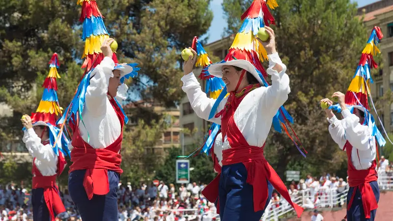 Dantzaris con trajes tradicionales de colores (2018).