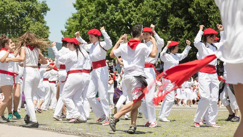 Dantzaris de blanco y rojo durante las fiestas (2018).