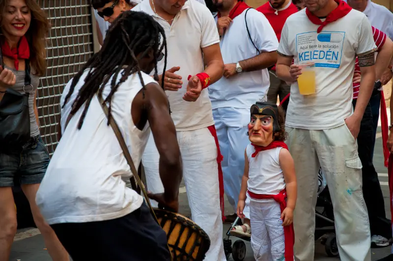 Gente en fiestas por las calles de Pamplona (2010).