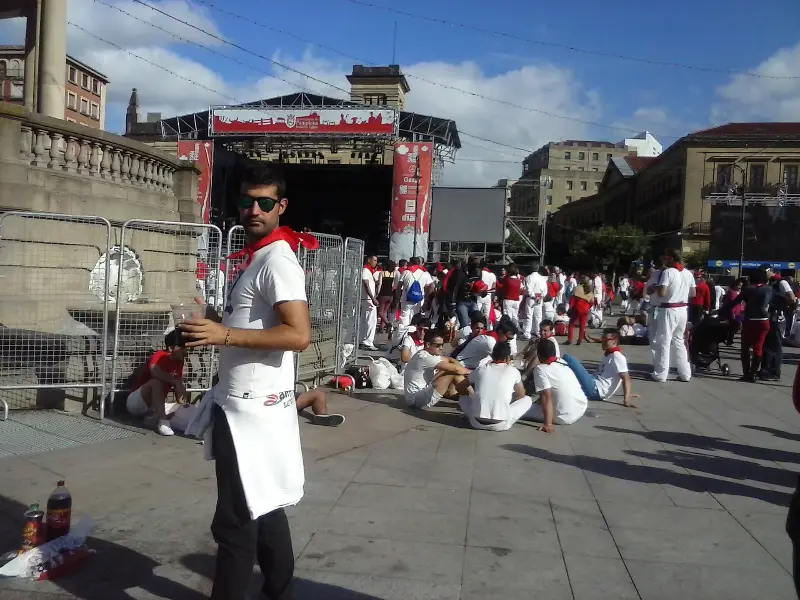 Una plaza con escenario de fiestas en Pamplona, 8 de julio de 2014.