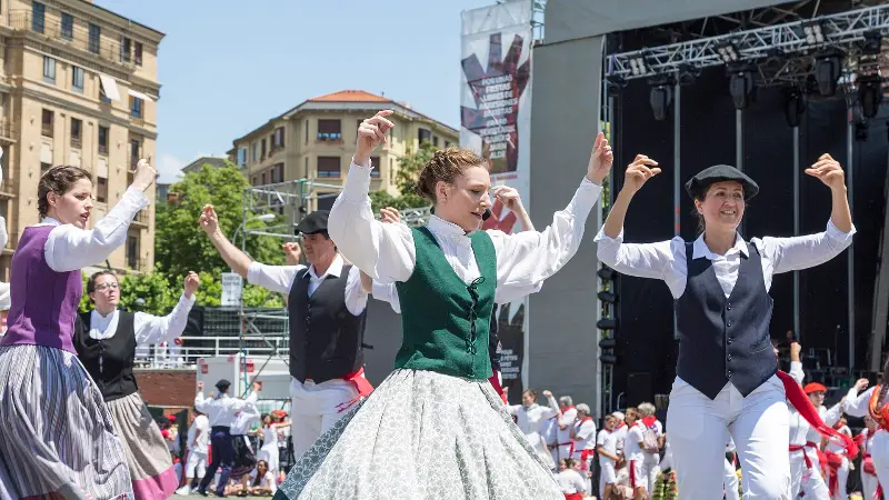 Una actuación de danzas el día del Chupinazo (2018).