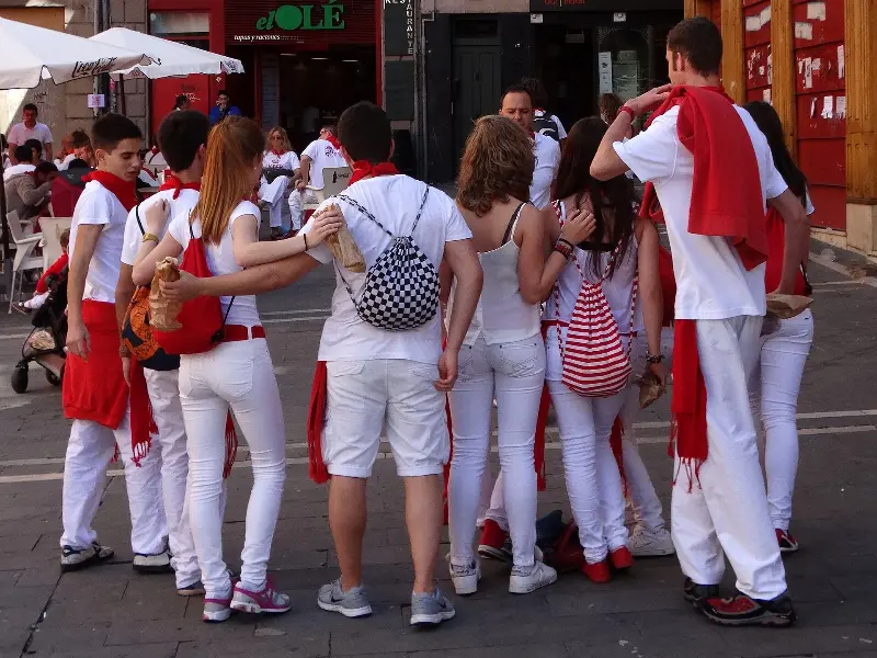 Amigos celebrando de blanco y rojo (2014).