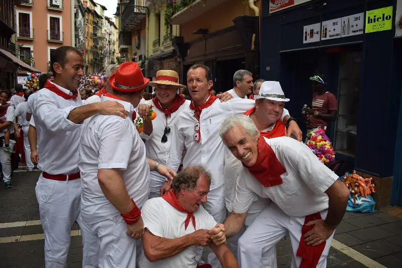 Amigos cantando juntos de blanco y rojo (2017).