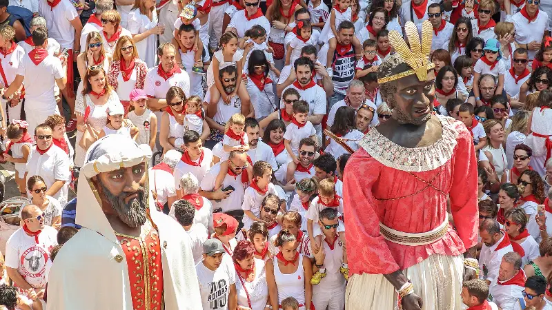 A giant dances among the crowd on the last day (2018).