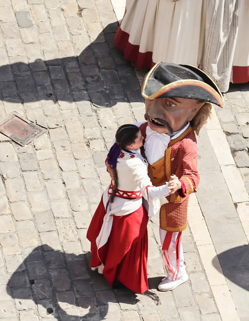 A giant greets the crowd on the cobbles of the Old Town (2018).