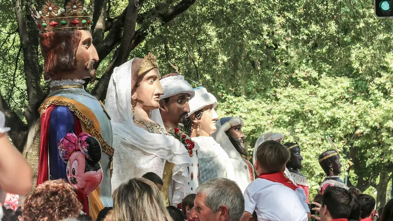 A giantess dances among the crowd (2018).