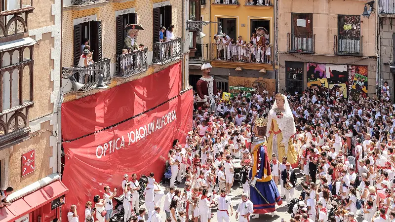 The giants say goodbye in front of a square hung with red banners (2018).