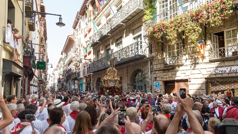 The giants pass under the balconies of the Old Town (2018).