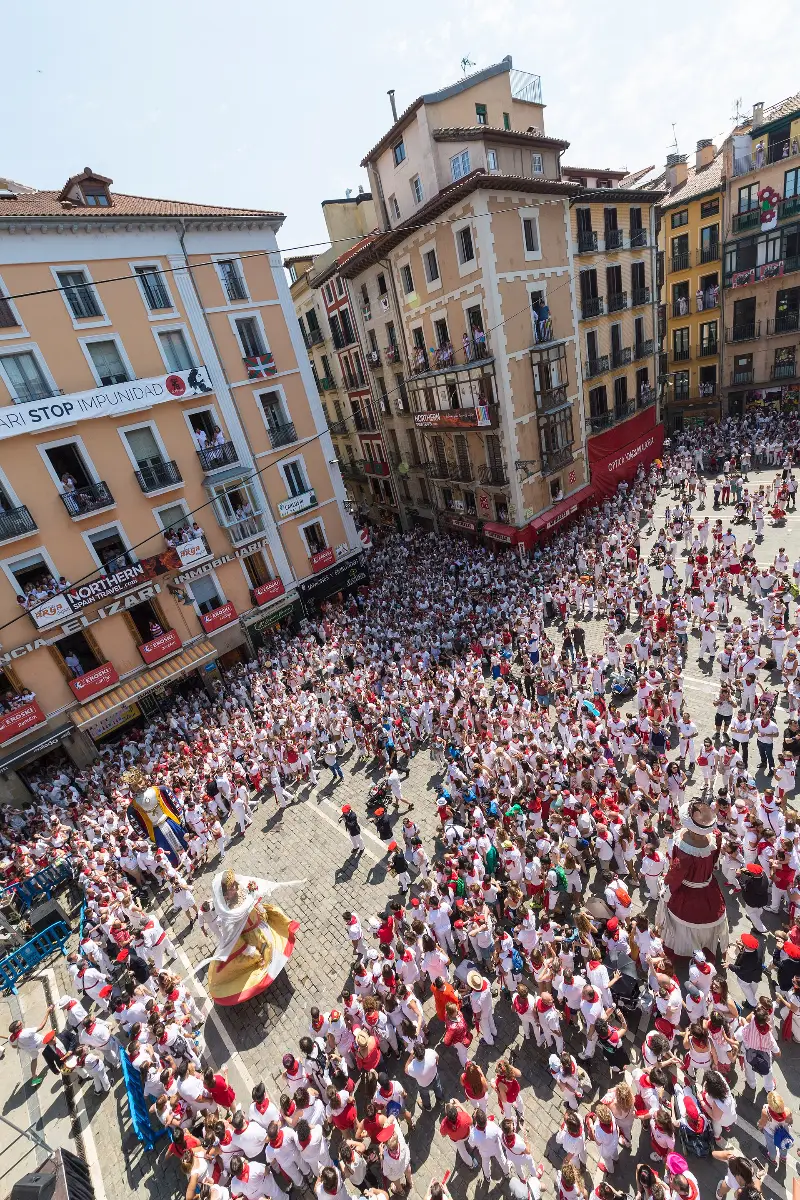Balcones y gentío el último día de fiestas (2018).