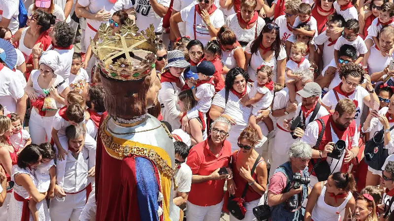 The King giant dances in a packed square during the farewell (2018).