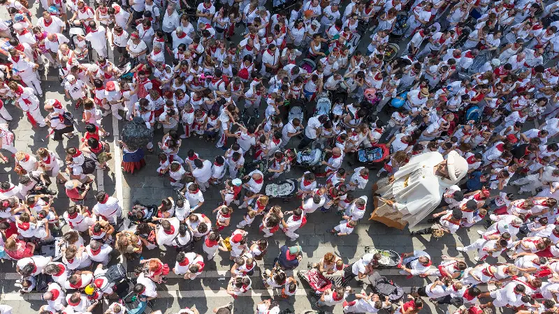 Un gigante baila en el Casco Viejo abarrotado el último día de San Fermín (2018).