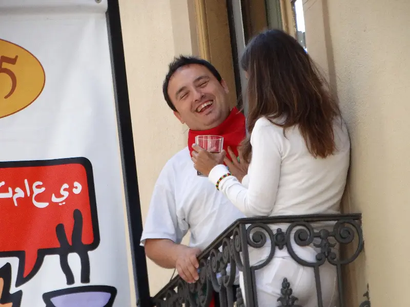 Risas en un balcón sobre la calle (2014).