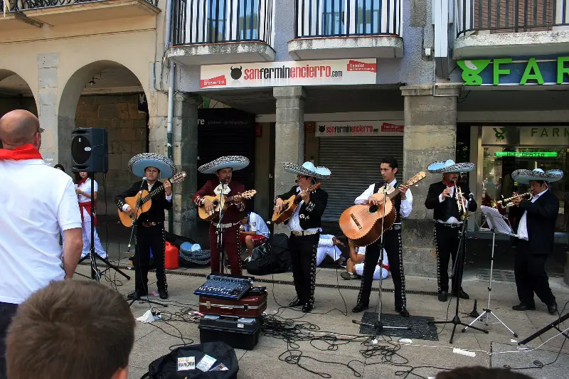 Un grupo de mariachis toca en la plaza del Castillo (2009).