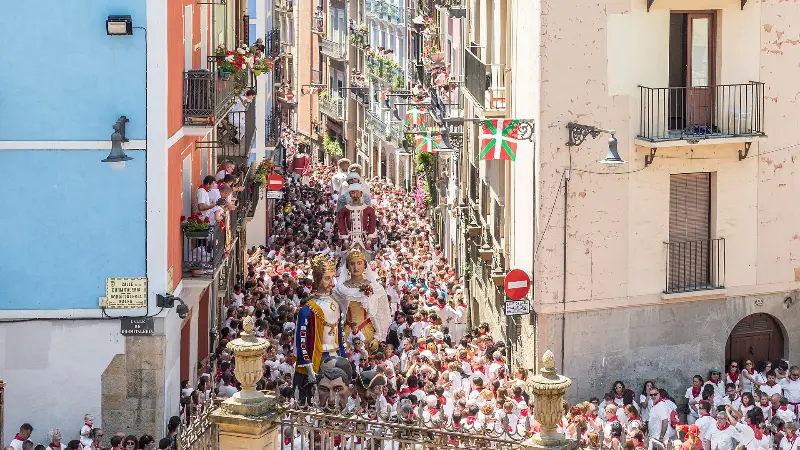 Una calle estrecha del Casco Viejo llena de gente (2018).