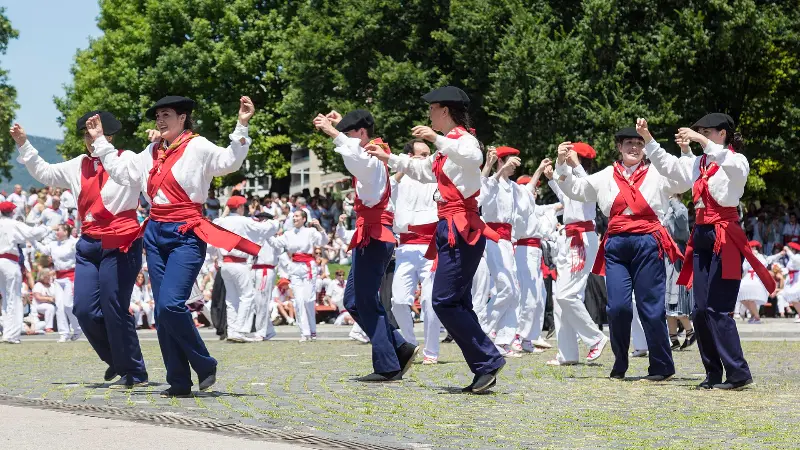 Dantzaris navarros con traje tradicional, 6 de julio de 2018.