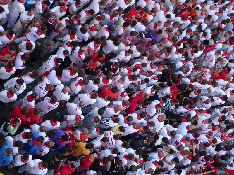 El Casco Viejo lleno de gente de blanco y rojo (2009).