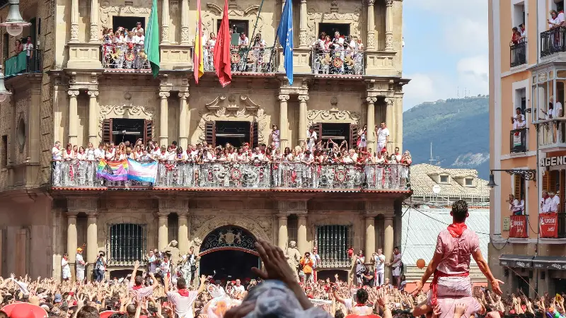 Balcones llenos durante la fiesta.
