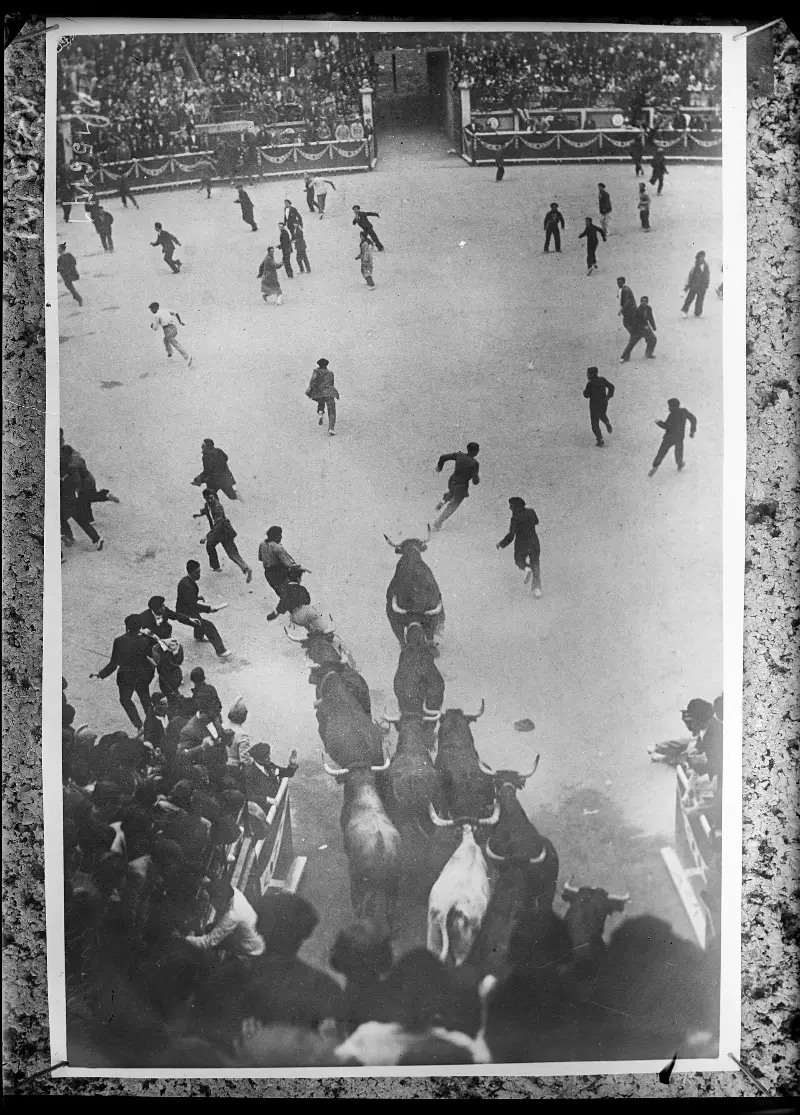 The bull run in Pamplona, 1931 (Agence Rol).