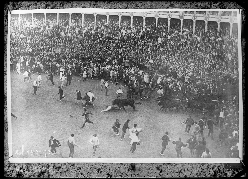 Runners and bulls in Pamplona, 1931 (Agence Rol).