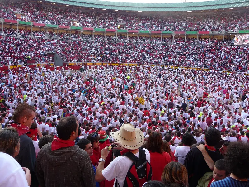 La plaza llena tras el encierro, esperando a que salgan las vaquillas (2009).
