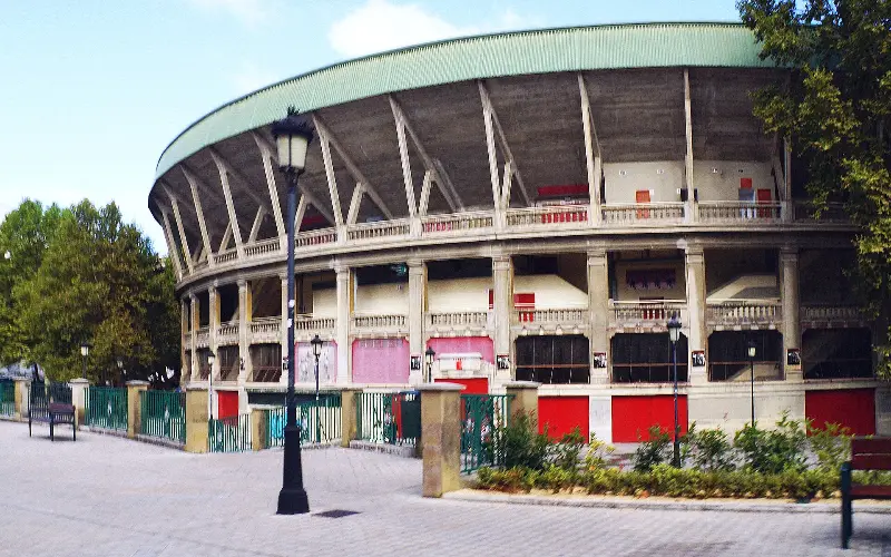 La plaza de toros vista desde la calle Emilio Arrieta.