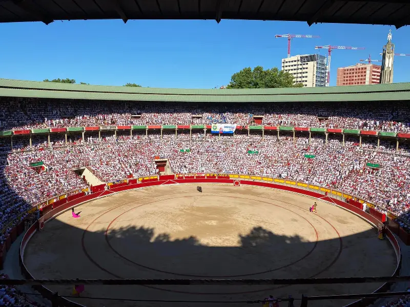 La plaza de toros llena de público en San Fermín 2022.
