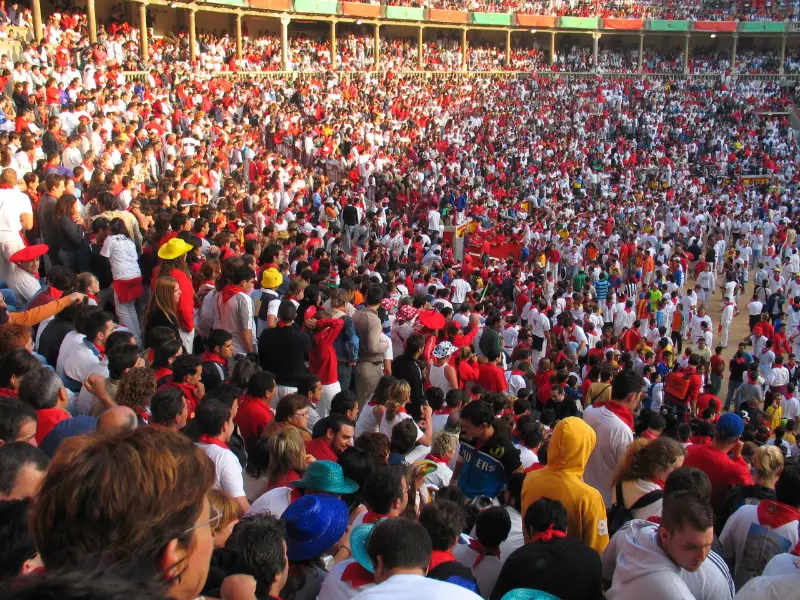 Los tendidos de la plaza de toros de Pamplona llenos en San Fermín 2005.