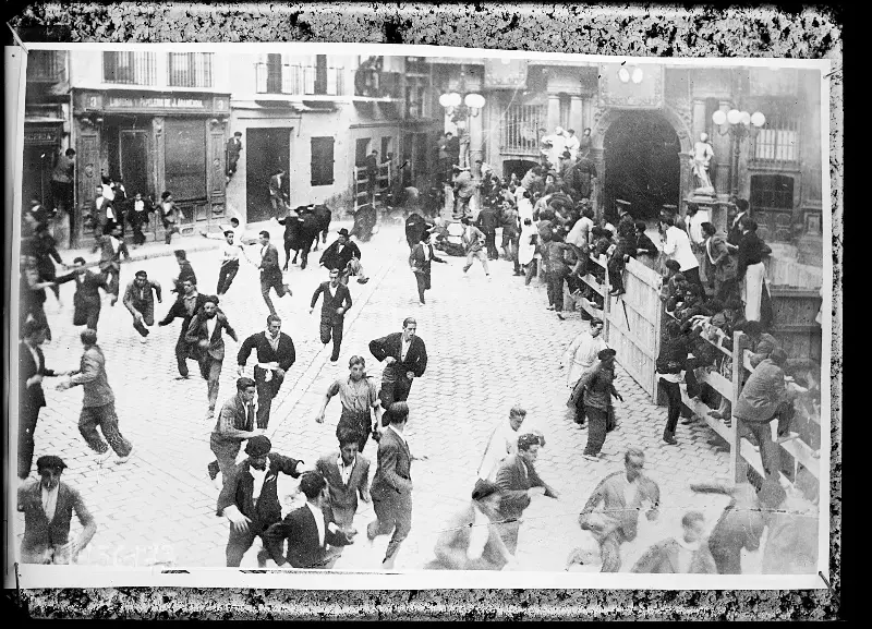 Release of the bulls during San Fermín, 1931 (Agence Rol).