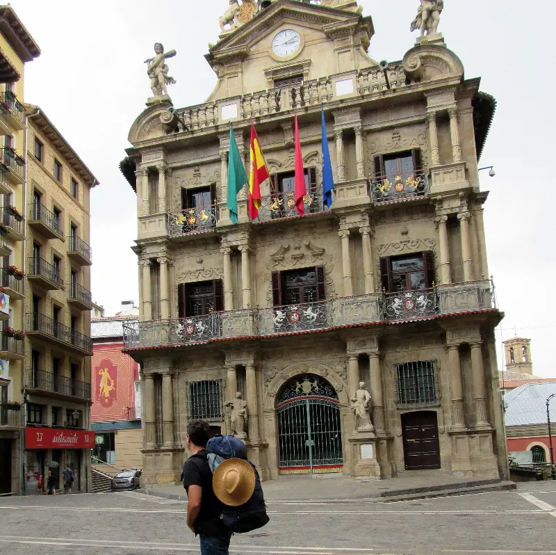 La fachada barroca del Ayuntamiento de Pamplona, desde donde se lanza el Chupinazo.