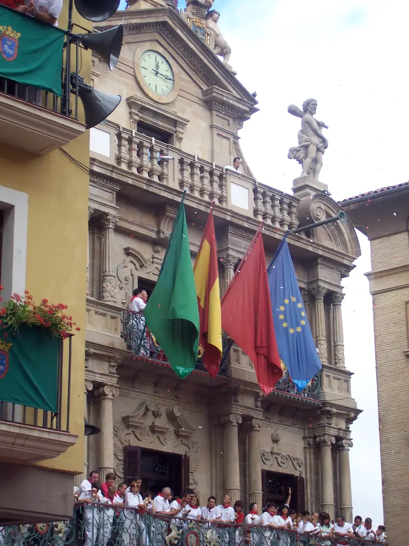 El Ayuntamiento de Pamplona, engalanado el día del Chupinazo de 2005. Desde su balcón se lanza el cohete.