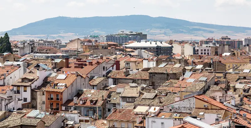 Pamplona y sus montes vistos desde lo alto durante las fiestas (2018).