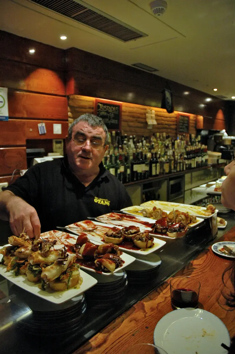 Pintxos en la barra de un bar del Casco Viejo.