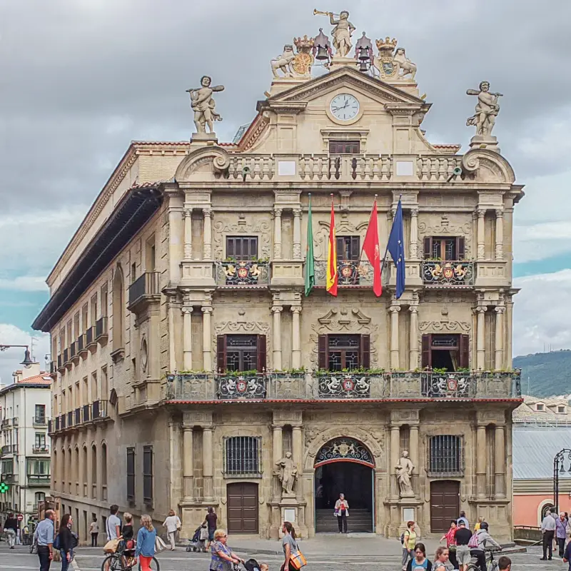 La plaza del Ayuntamiento, segundo tramo del recorrido.
