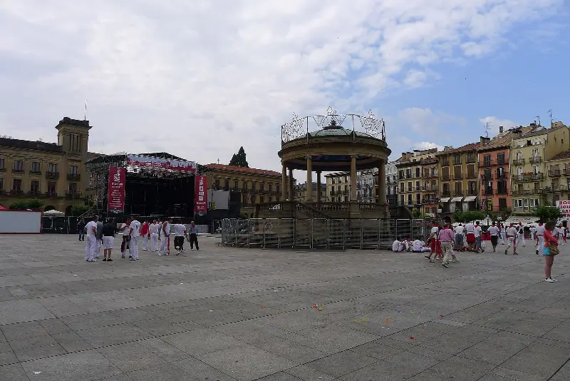La plaza del Castillo y su quiosco en San Fermín 2013.
