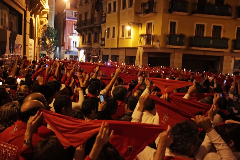 Miles de personas cantan el «Pobre de mí» para cerrar las fiestas (2012).