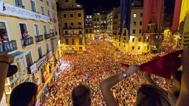 Luces y gentío en la plaza del Ayuntamiento la última noche (2018).