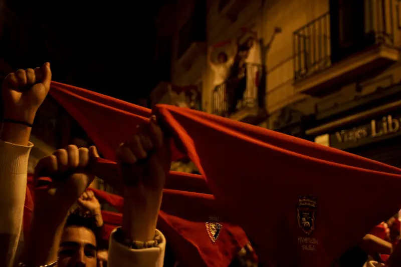 Pañuelos rojos en alto en el Pobre de mí (2012).